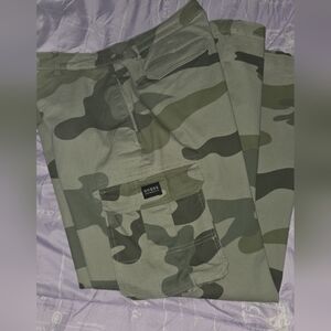 GUESS Woman's Green Camo Cargo Pants